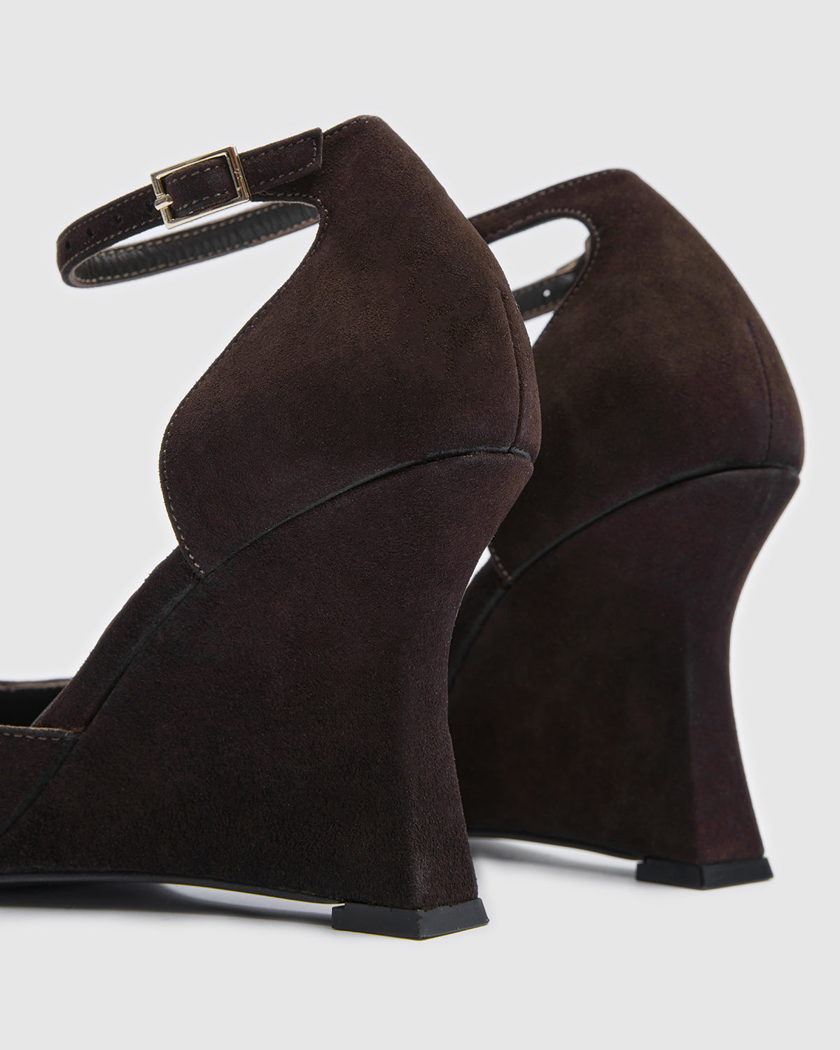 Rhea Bitter Brown Suede