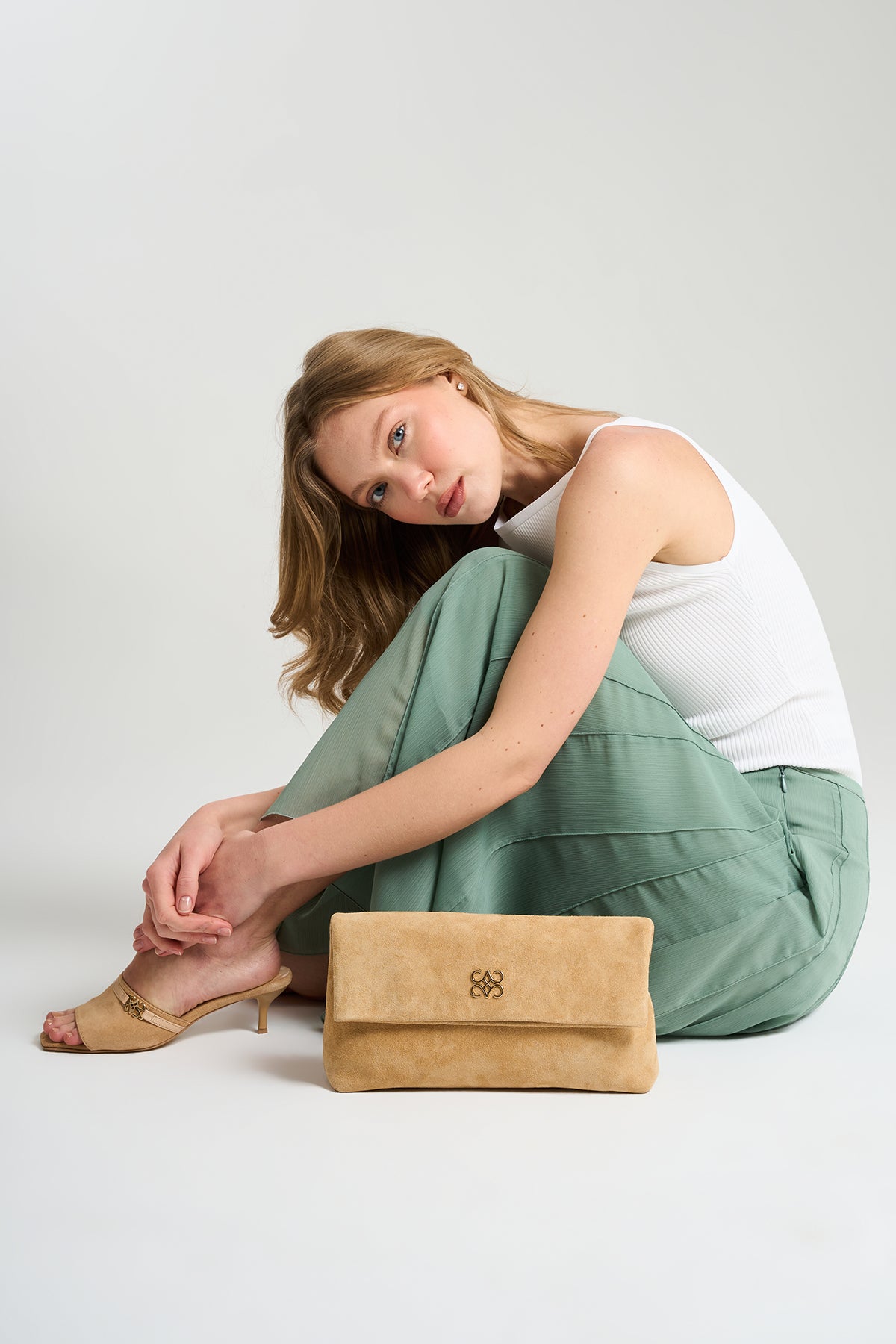Ira Clutch Biscuit Suede